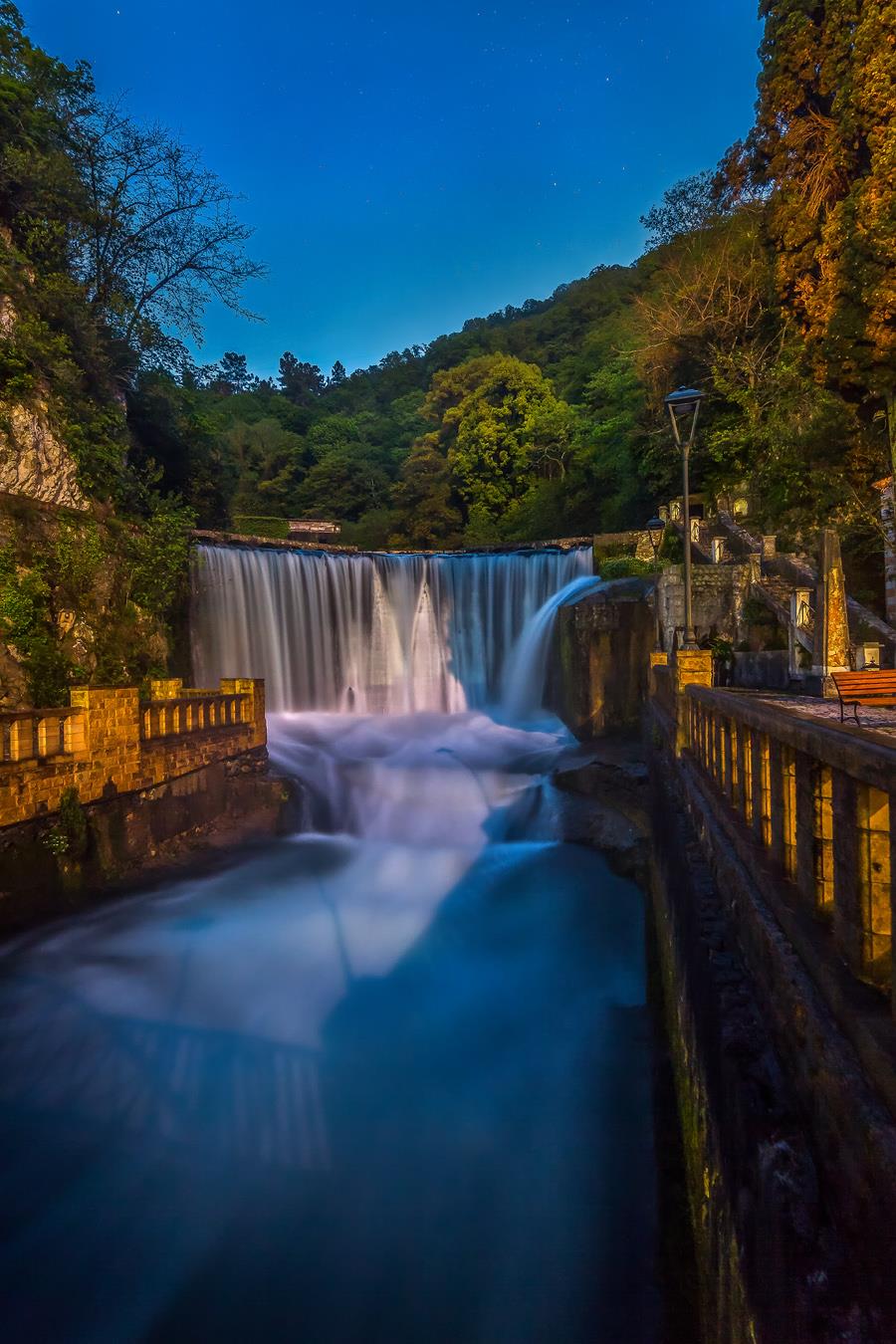 Ночной водопад - интерьерная фотокартина
