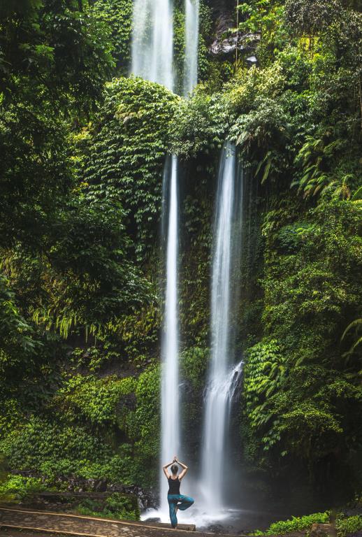 Фотокартина Йога у водопада