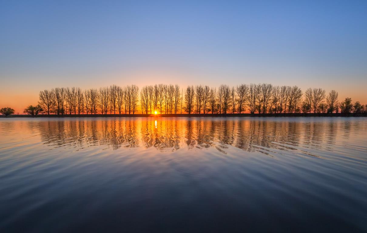 Весенний рассвет на реке - интерьерная фотокартина