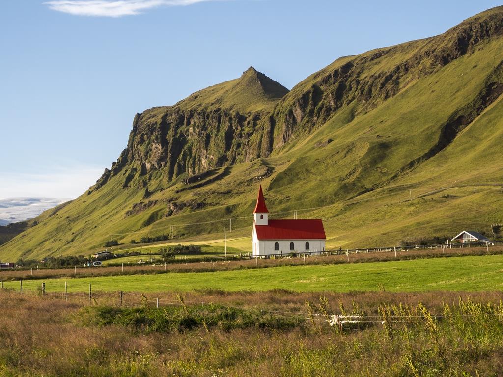 Зеленые поля Исландии - интерьерная фотокартина