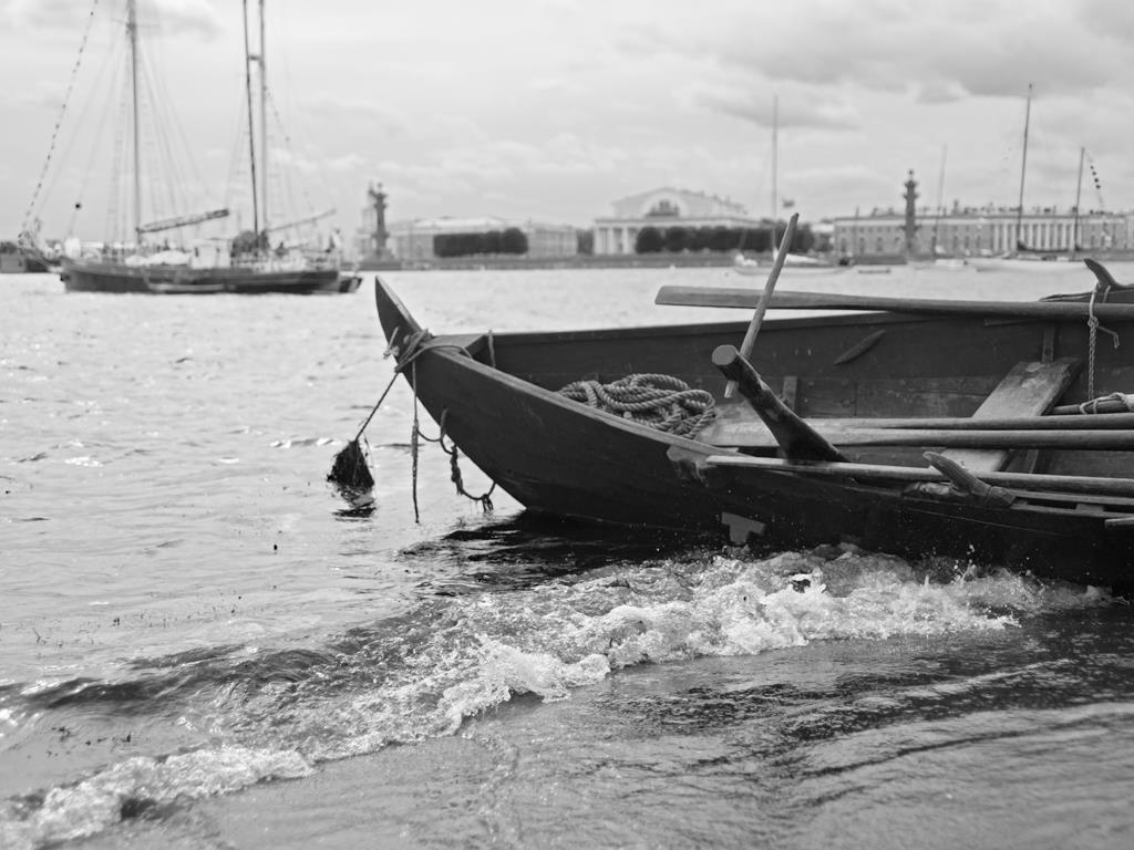 Старая лодка - интерьерная фотокартина