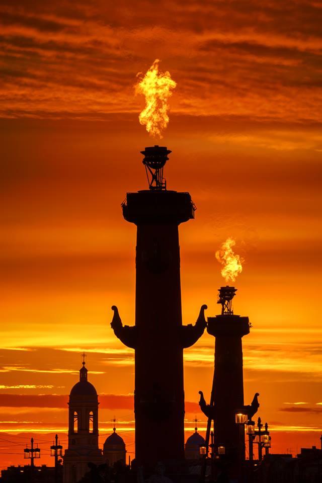 Фотокартина Ростральные колонны на закате