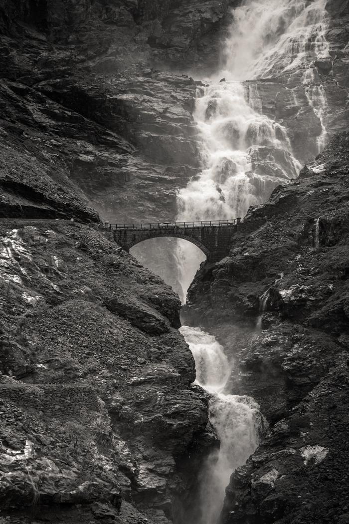 Горный водопад - интерьерная фотокартина