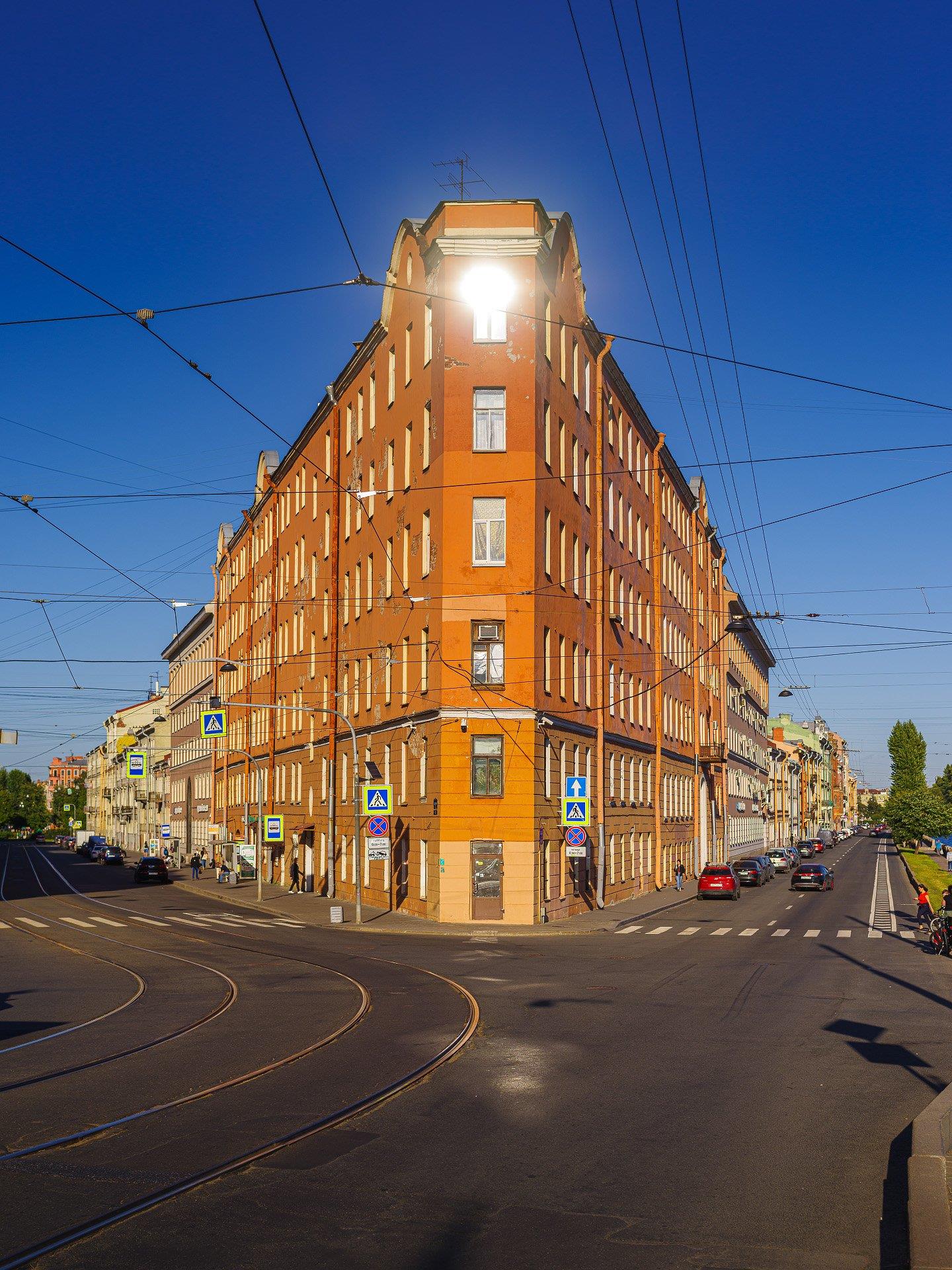 Дом-утюг - интерьерная фотокартина